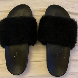 Steve Madden fuzzy/furry slides - Black